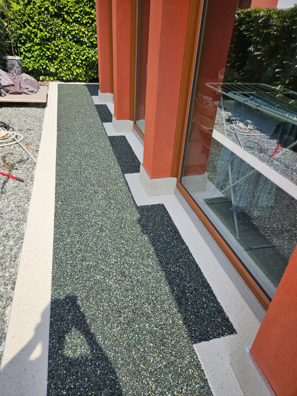 Dettaglio geometrico della posa in graniglia bicolore