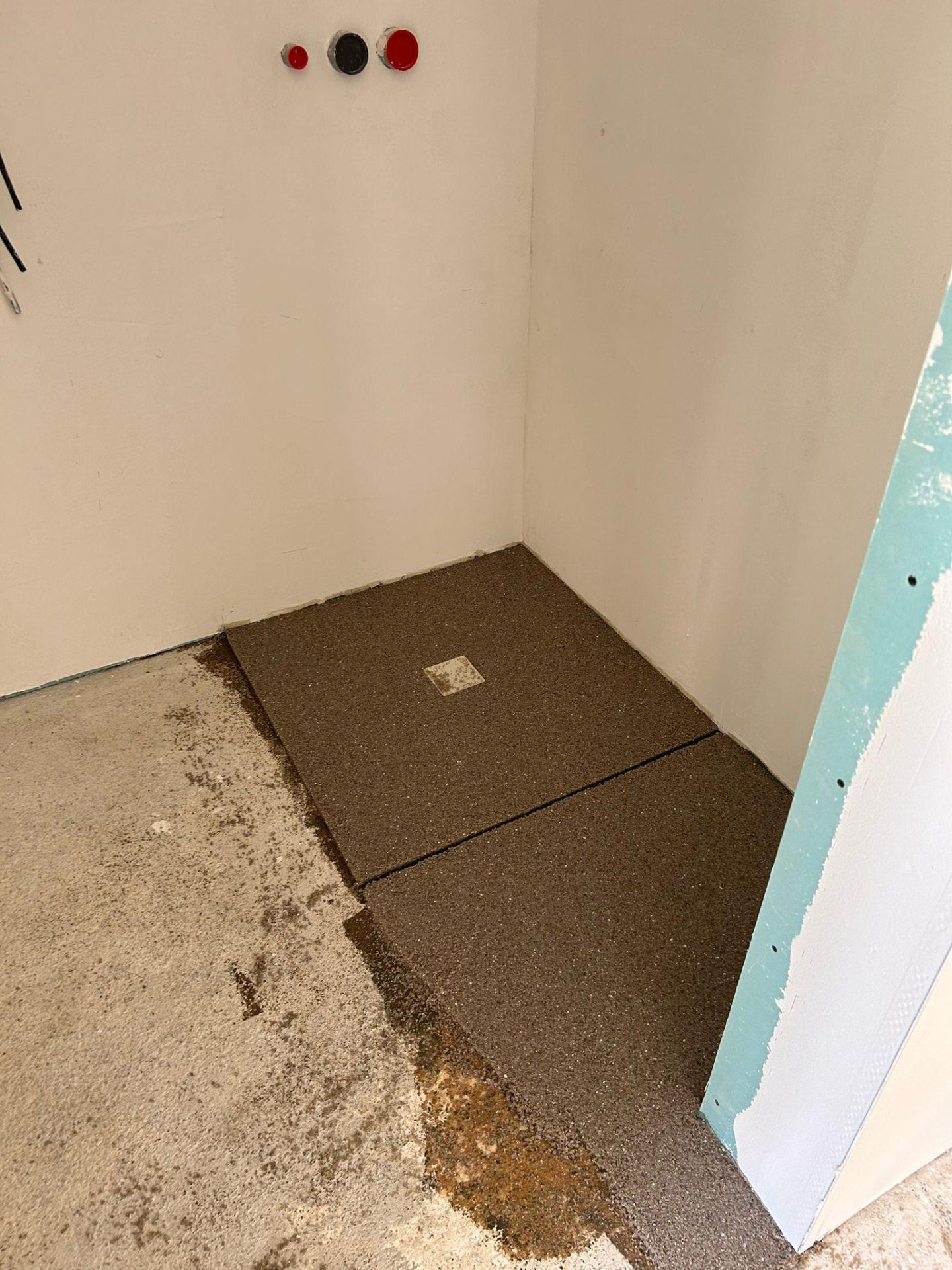 Bagno in preparazione con fondo tecnico per resina