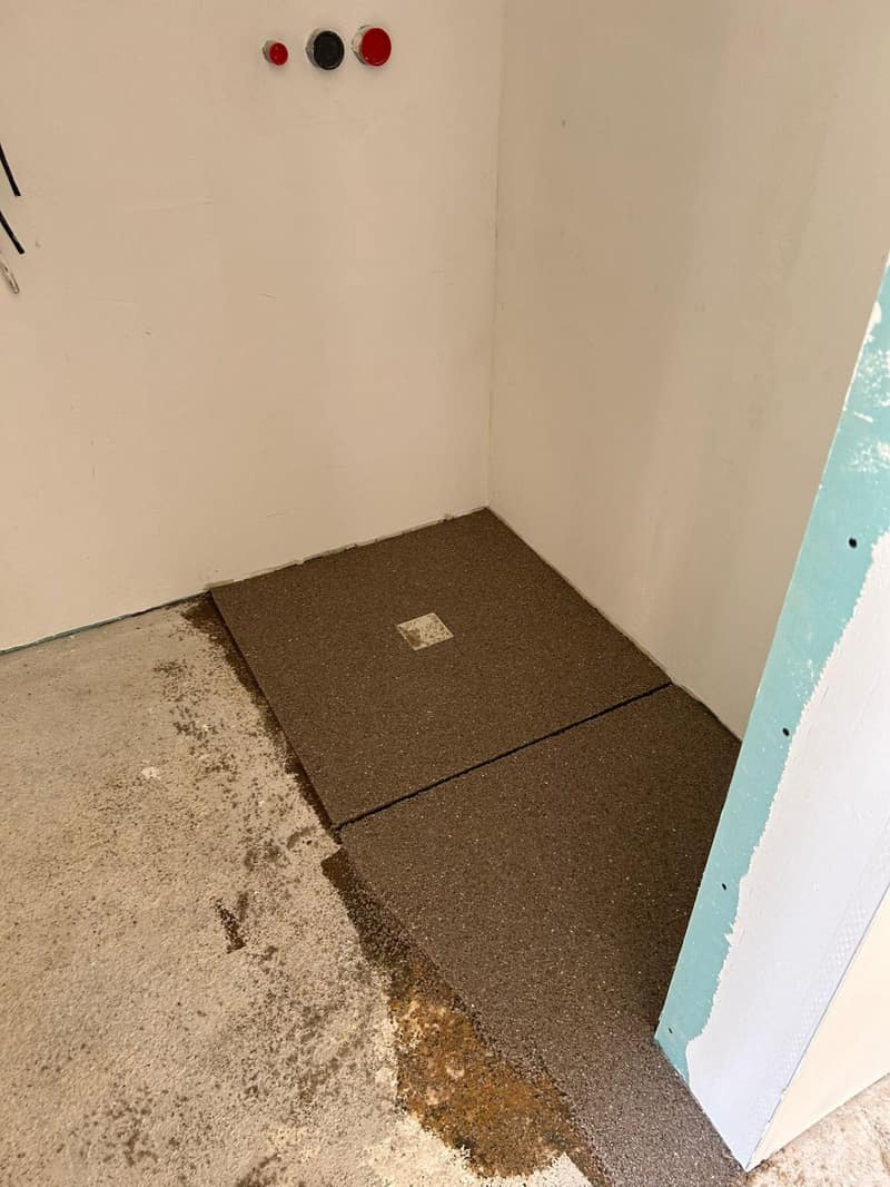 Bagno in preparazione con fondo tecnico per resina