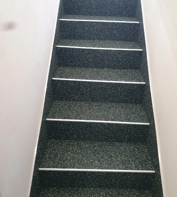 Scala interna rivestita in graniglia verde con profili