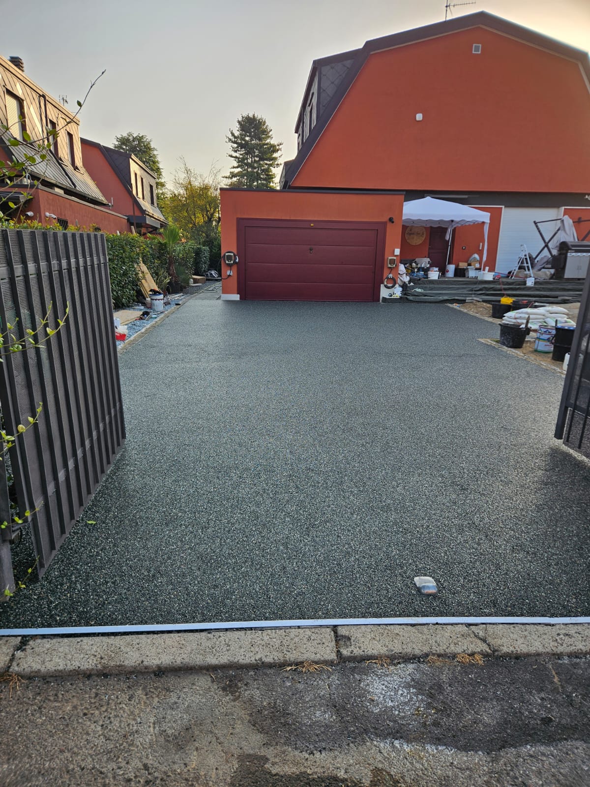 Ampio piazzale carrabile in graniglia davanti al garage