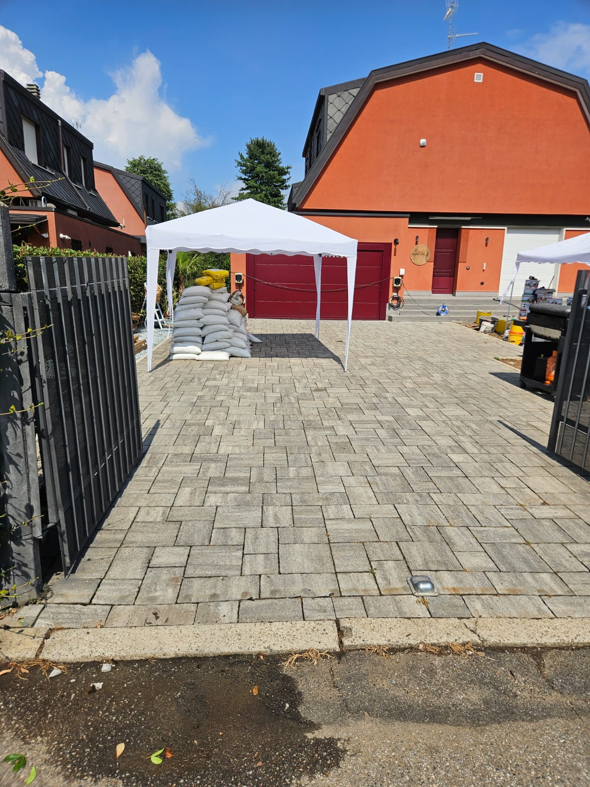 Cantiere di posa graniglia su cortile