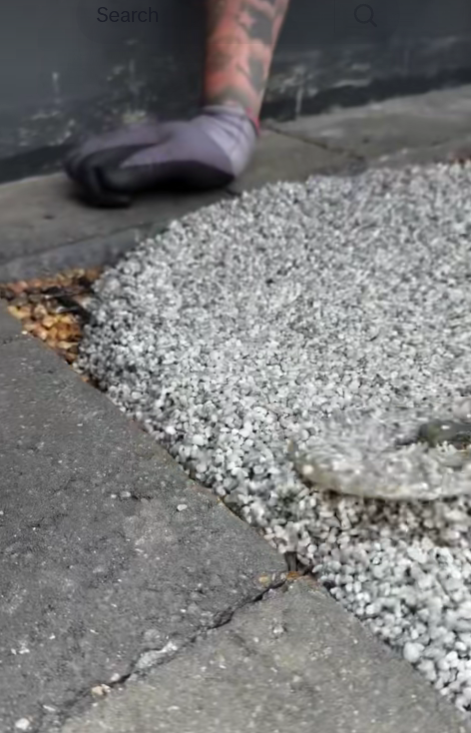 Dettaglio graniglia scaricata da betoniera in cantiere