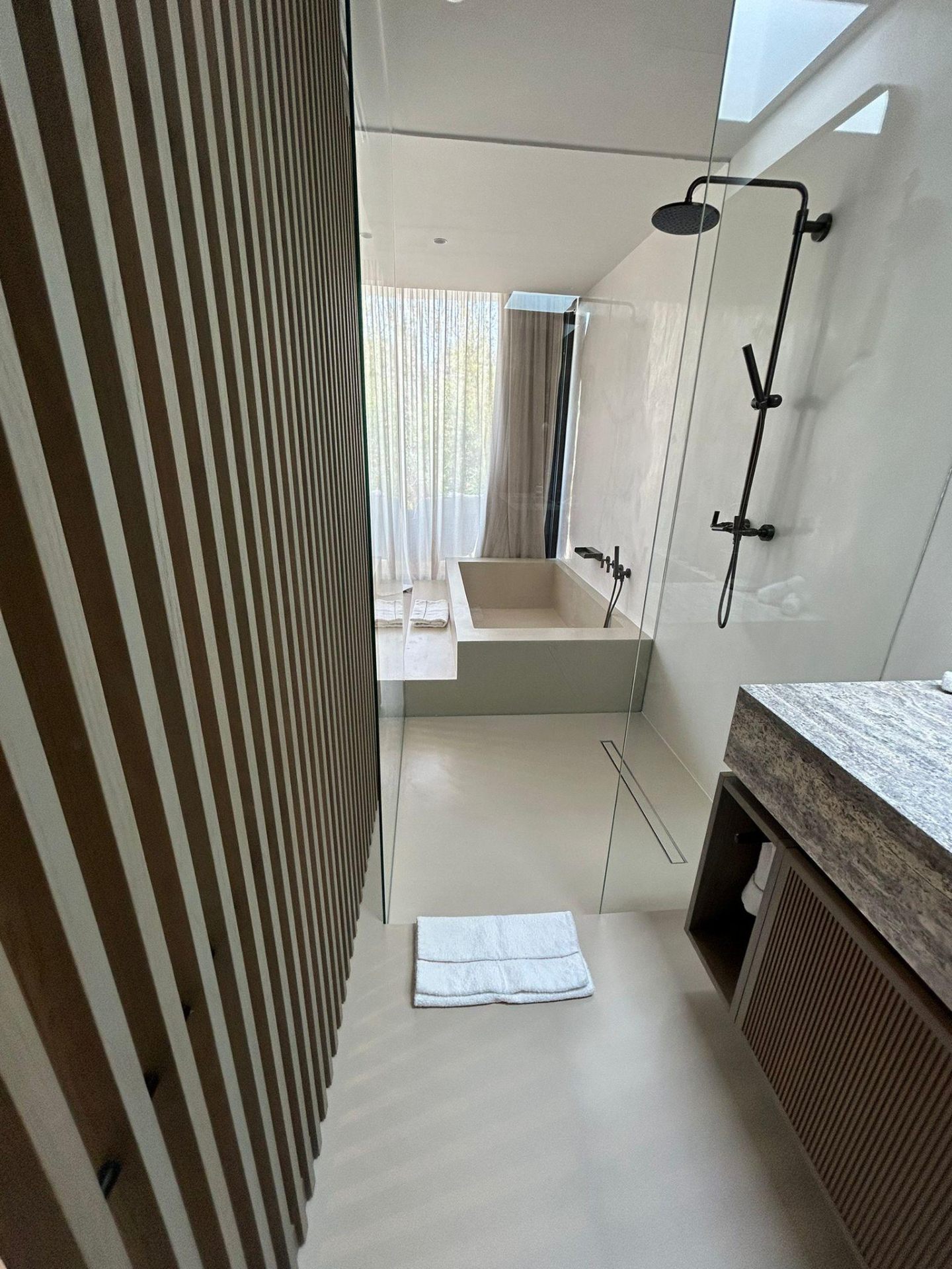 Bagno con doccia e separé