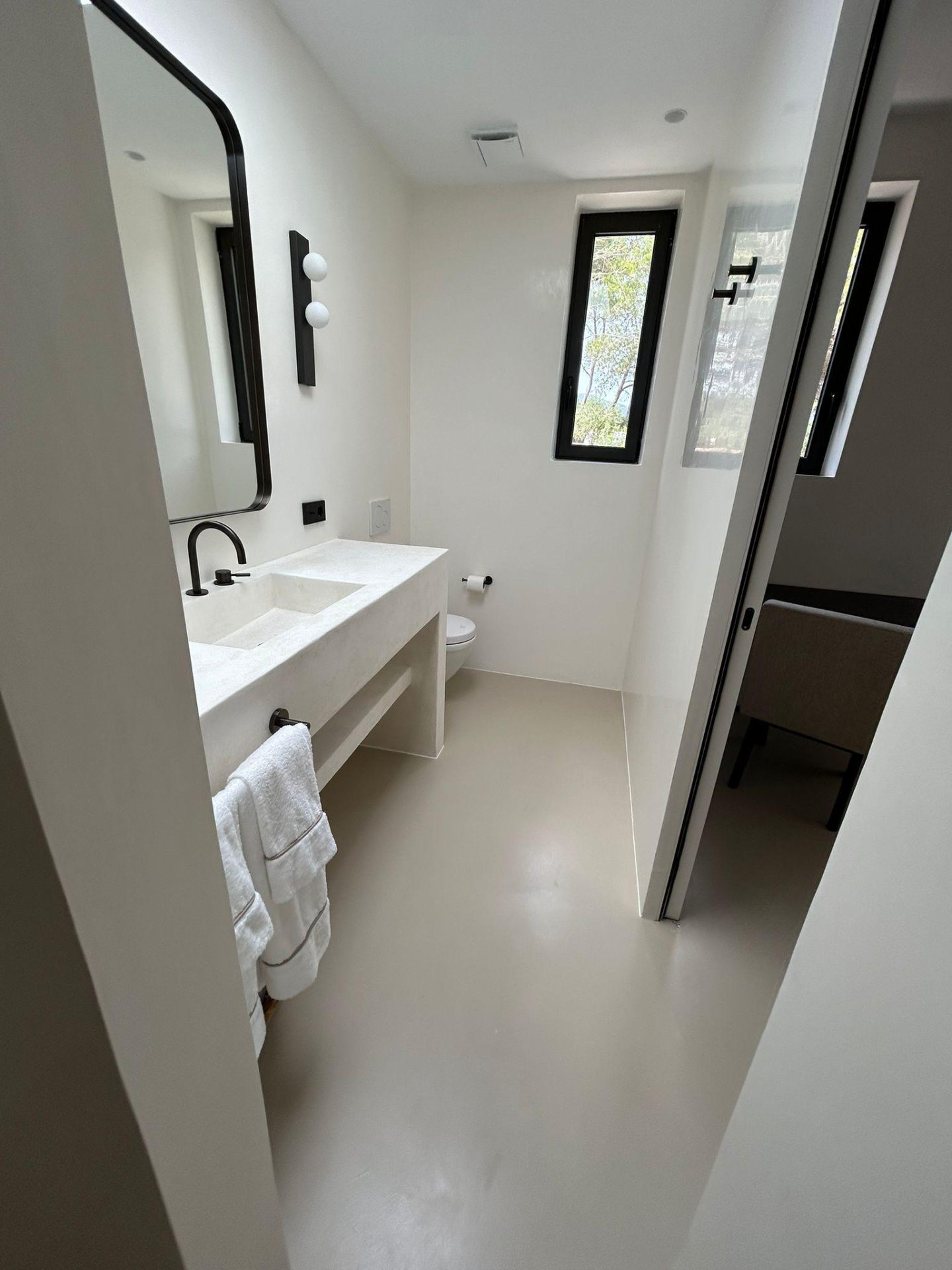 Bagno con vasca in resina