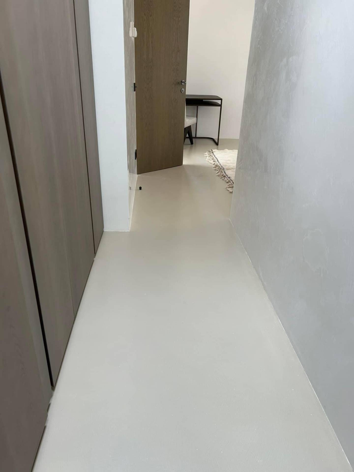 Corridoio con pavimento continuo in resina chiara