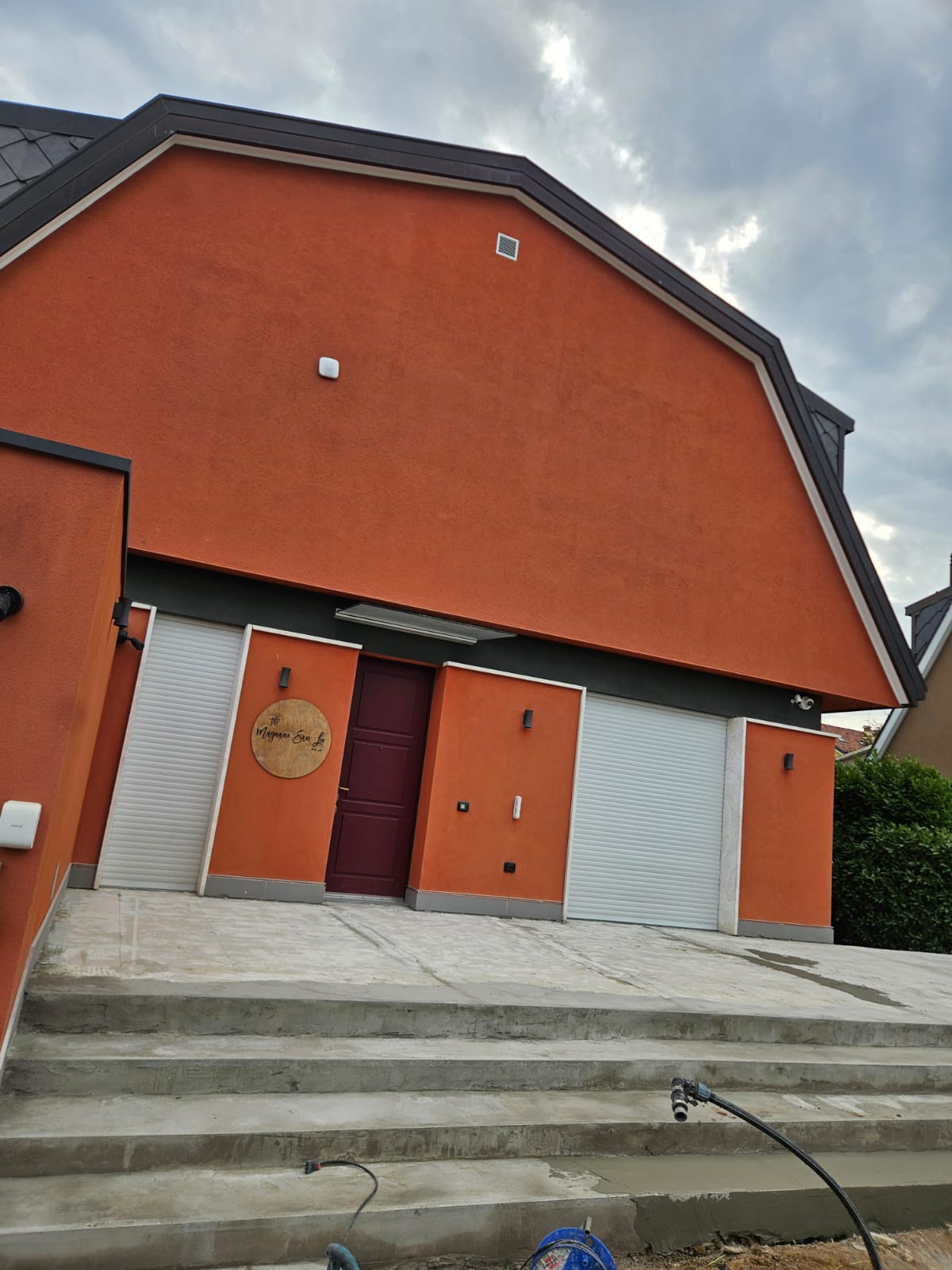 Facciata con ingresso e gradini rivestiti
