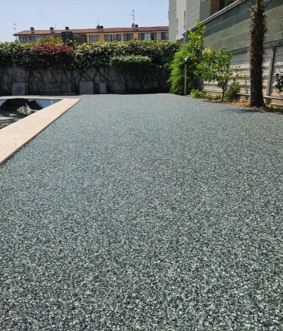 Pavimentazione esterna in graniglia verde a bordo piscina