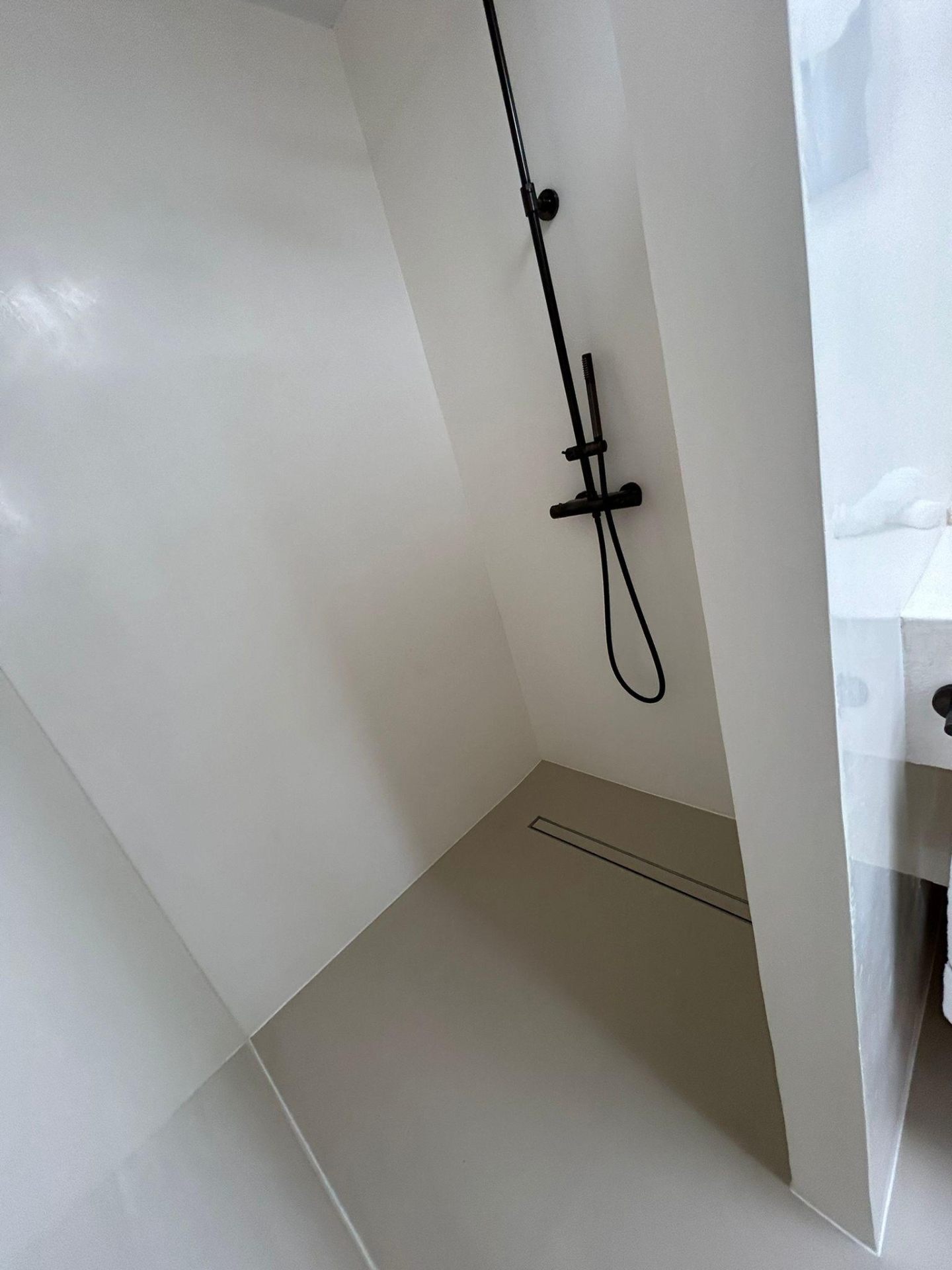 Bagno con doccia in resina