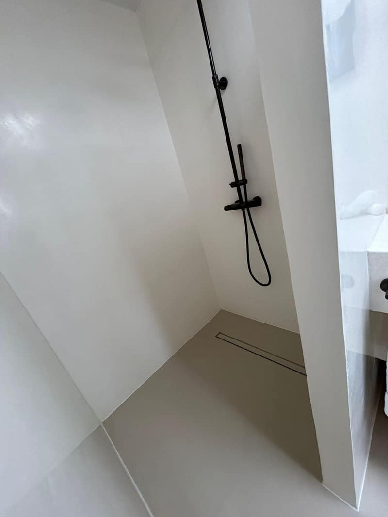 Bagno con doccia in resina