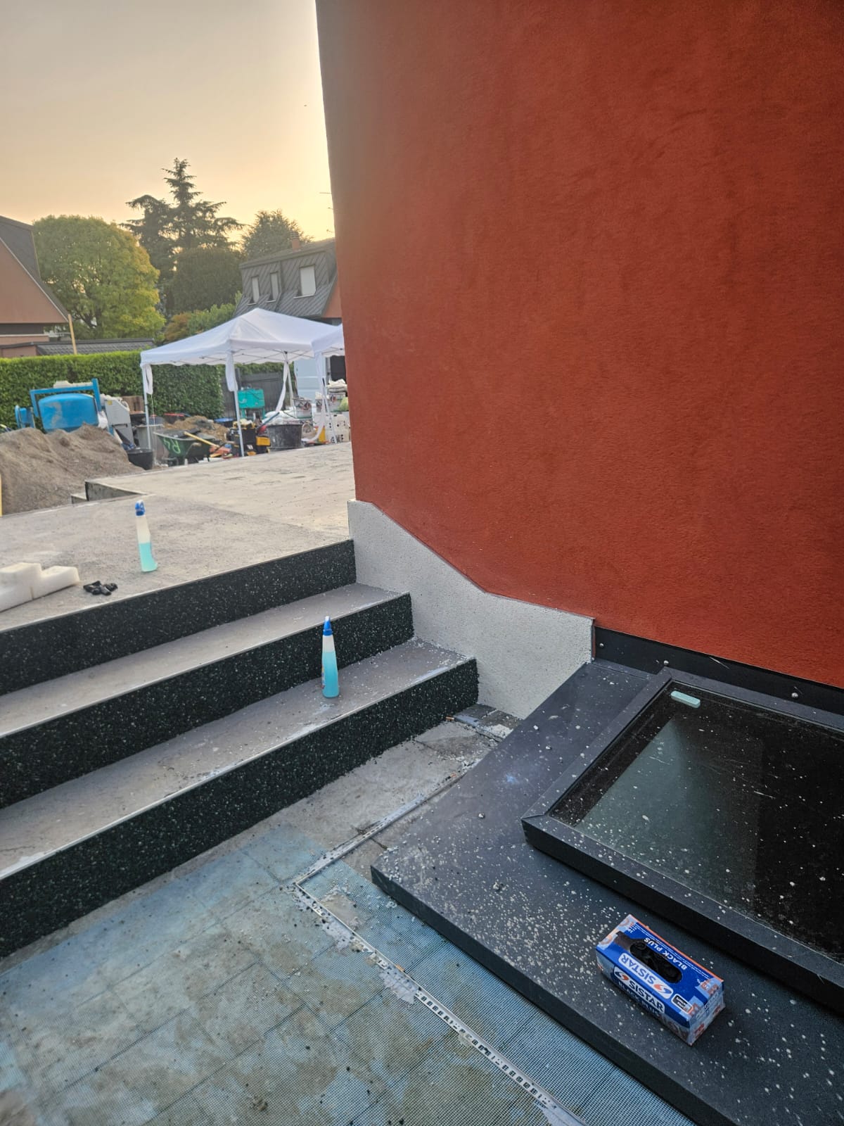 Gradini rivestiti in graniglia nera
