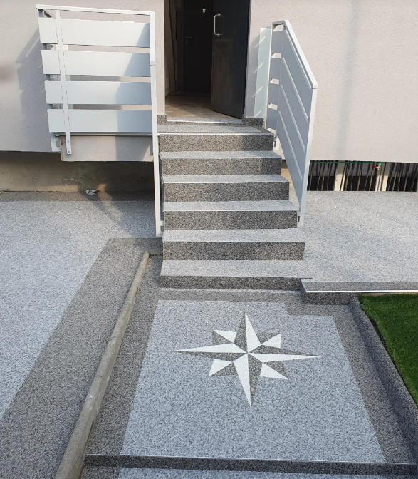 Ingresso esterno in graniglia con scala e rosa dei venti