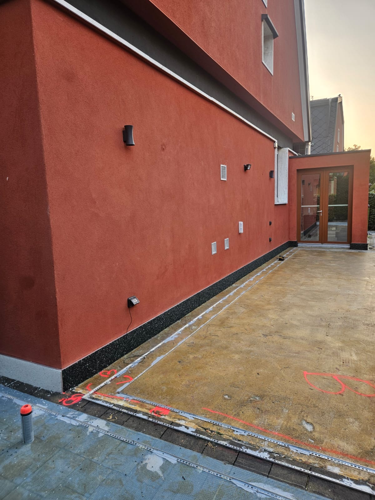 Perimetro esterno con zoccolatura in graniglia