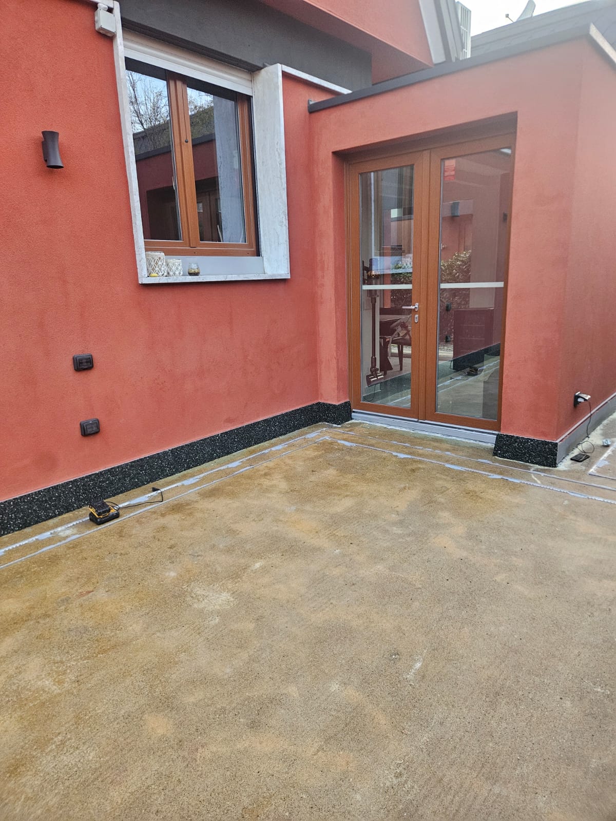 Terrazza esterna con zoccolino in graniglia