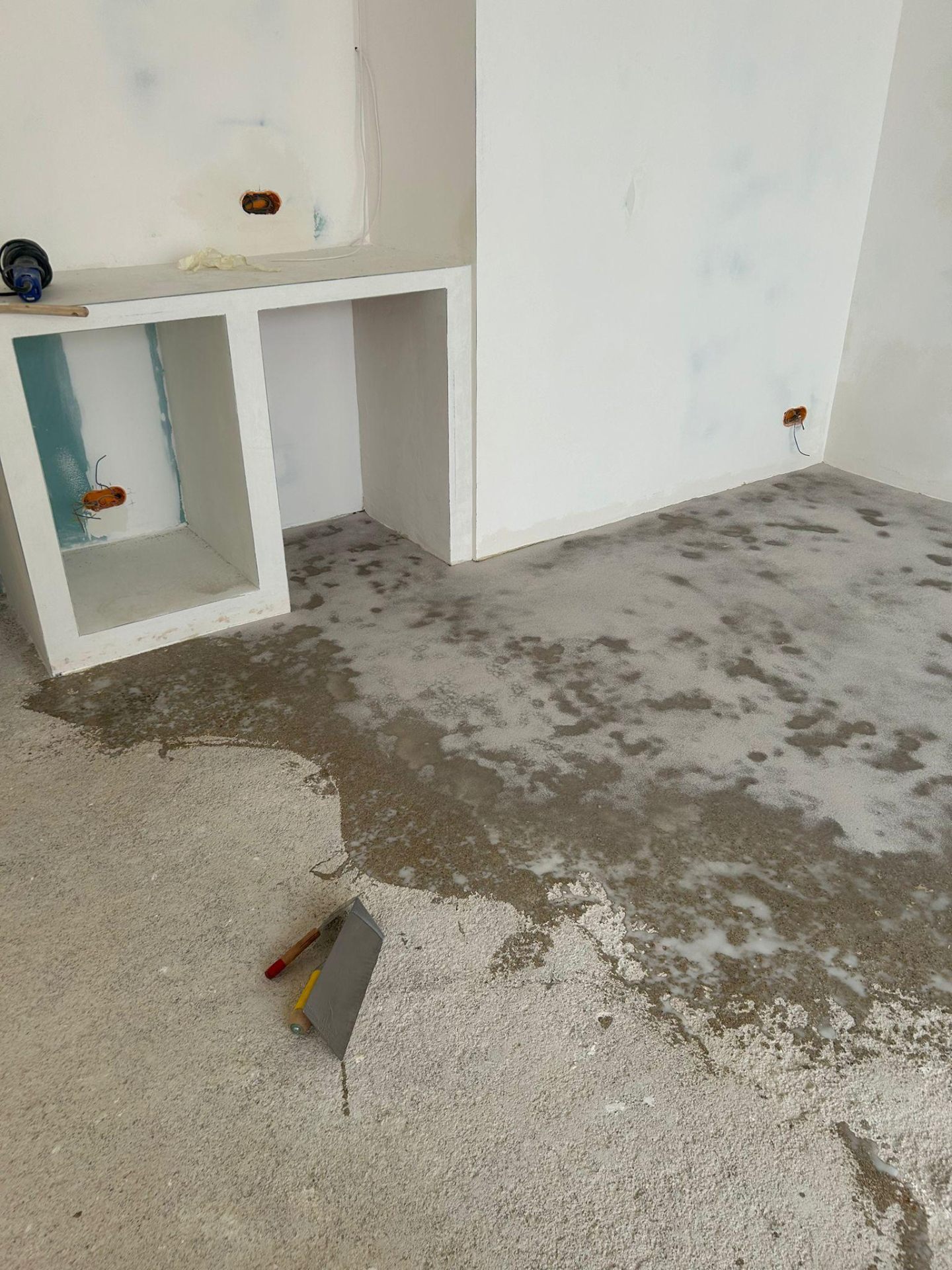 Preparazione sottofondo prima della posa in resina